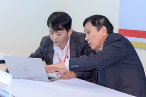 GS.TS Mai Trọng Nhuận (bìa phải) kiểm tra đánh giá tại Trường VKU.