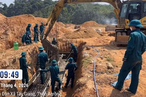 Cán bộ, chiến sĩ, bộ đội Bộ Chỉ huy Quân sự TP Đà Nẵng hỗ trợ thi công trường nội trú biên giới. Ảnh: Bộ đội