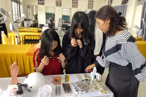 Học sinh tham quan các phòng học thực hành.