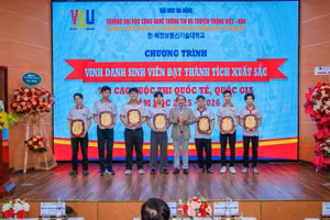 PGS.TS Huỳnh Công Pháp - Hiệu trưởng Trường VKU vinh danh sinh viên.