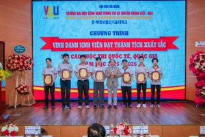 PGS.TS Huỳnh Công Pháp - Hiệu trưởng Trường VKU vinh danh sinh viên.