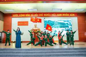 Giáo viên và học sinh tham gia hội thi kể chuyện.