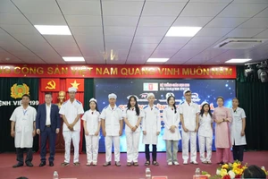 Lễ trao áo blouse trắng cho tân sinh viên Trường Cao đẳng Công nghệ Y Dược Việt Nam.