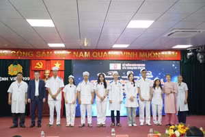 Lễ trao áo blouse trắng cho tân sinh viên Trường Cao đẳng Công nghệ Y Dược Việt Nam.