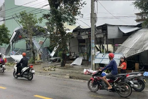 Lốc xoáy làm nhiều ngôi nhà ở xã Chiên Đàn và phường Hương Trà bị tốc mái. 