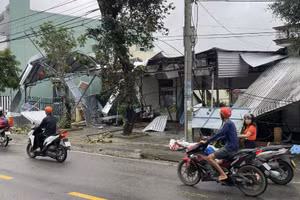 Lốc xoáy làm nhiều ngôi nhà ở xã Chiên Đàn và phường Hương Trà bị tốc mái. 