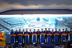 Các đại biểu thực hiện nghi thức khai trương đưa vào vận hành Trung tâm Tài chính quốc tế Việt Nam tại TP Đà Nẵng.