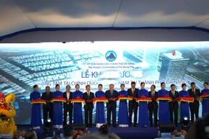 Các đại biểu thực hiện nghi thức khai trương đưa vào vận hành Trung tâm Tài chính quốc tế Việt Nam tại TP Đà Nẵng.