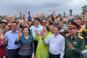 Chủ tịch nước Lương Cường cùng đại diện lãnh đạo MTTQ Việt Nam, Chính Phủ, Quốc hội chụp ảnh cùng người dân xã Gò Nổi, TP Đà Nẵng. 