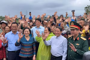 Chủ tịch nước Lương Cường cùng đại diện lãnh đạo MTTQ Việt Nam, Chính Phủ, Quốc hội chụp ảnh cùng người dân xã Gò Nổi, TP Đà Nẵng. 