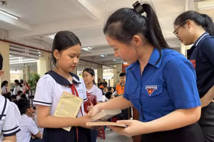 Học sinh Trường Tiểu học Bạch Đằng mang sách đã đọc đến góp sách.