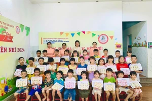 Cô và trò Edumath Tôn Đản. Ảnh: Trung tâm cung cấp
