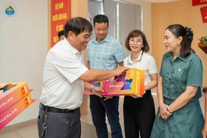 Ông Nguyễn Trọng Thao - Phó Giám đốc Sở Văn hóa, Thể thao và Du lịch, Phó Chủ tịch Liên đoàn Pickleball TP Đà Nẵng tặng vợ và bóng Pickleball cho đại diện 121 đơn vị, trường học.