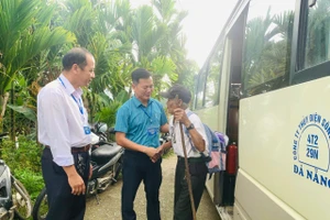 Lãnh đạo xã Trà Đốc thuê xe đưa những cử tri ở khu vực xa, đường sá khó khăn đến nơi bỏ phiếu bảo đảm mọi cử tri đều tham gia ngày bầu cử theo đúng quy định.