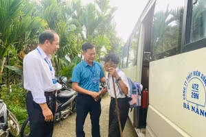 Lãnh đạo xã Trà Đốc thuê xe đưa những cử tri ở khu vực xa, đường sá khó khăn đến nơi bỏ phiếu bảo đảm mọi cử tri đều tham gia ngày bầu cử theo đúng quy định.