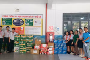 Những phần quà được quyên góp hỗ trợ học sinh vùng bị ảnh hưởng bão, lũ.