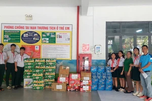 Những phần quà được quyên góp hỗ trợ học sinh vùng bị ảnh hưởng bão, lũ.