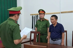 Công an tống đạt quyết định khởi tố, bắt tạm giam với Khoa. (Ảnh: CACC)