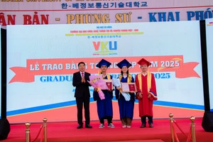 Sinh viên Thủ khoa ngành Công nghệ thông tin và sinh viên Thủ khoa ngành Công nghệ Kỹ thuật máy tính được vinh danh và trao giấy khen của Giám đốc Đại học Đà Nẵng.