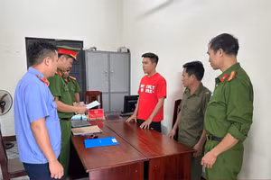 Công an tống đạt quyết định khởi tố vụ án, khởi tố bị can và lệnh bắt tạm giam đối với Tiktoker Dưỡng Dướng Dường. Ảnh: CACC