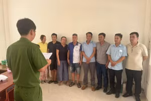 Công an triệt phá tụ điểm cờ bạc hoạt động ở gara ô tô Hồng Hải. Ảnh: CACC