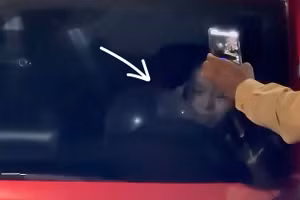 Nữ tài xế không chấp hành hiệu lệnh và ngang nhiên hút bóng cười khi bị CSGT yêu cầu xuống xe kiểm tra. (Ảnh: Công an cung cấp)