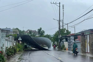 Một ngôi nhà ở xã Hòa Khương, huyện Hòa Vang (TP Đà Nẵng) bị tốc mái do bão. 