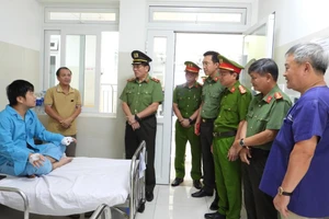 Thiếu tướng Vũ Xuân Viên - Giám đốc Công an TP Đà Nẵng đến thăm trung úy Phan Minh Kỳ. Ảnh: V.M