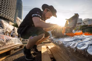 Bên trong trận địa pháo hoa rộng hàng nghìn m2 - đối diện với khán đài bên đường Trần Hưng Đạo - các loại pháo tầm cao đã được lắp vào nòng.