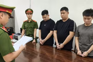 Công an tống đạt quyết định khởi tố và bắt tạm giam 3 thanh niên. (Ảnh: CACC)