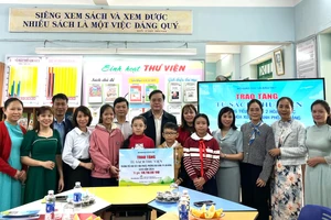 Trao sách cho Trường Tiểu học số 2 Hòa Phước. 