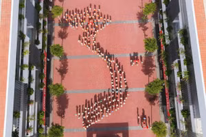 Học sinh FPT trổ tài thiết kế nón lá và xếp hình bản đồ Việt Nam.