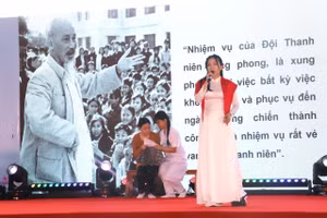 Các giáo viên kể chuyện về Bác.