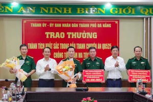 Lãnh đạo Thành ủy, UBND TP Đà Nẵng khen thưởng lực lượng Bộ đội Biên phòng. Ảnh: V.X.