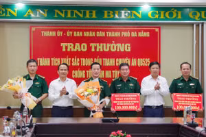 Lãnh đạo Thành ủy, UBND TP Đà Nẵng khen thưởng lực lượng Bộ đội Biên phòng. Ảnh: V.X.