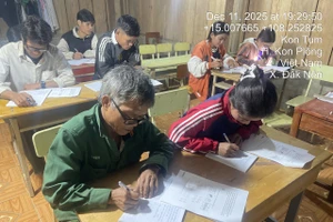 Lớp học xóa mù chữ tại thôn Đắk Nên. Ảnh. A Triều