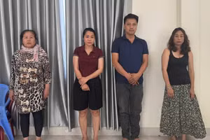 1 người đàn ông cùng 3 phụ nữ "hành nghề" móc túi tại lễ hội, nơi tập trung đông người. (Ảnh: CACC)