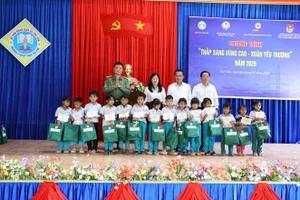 Đại diện ngành GD&ĐT TP Đà Nẵng, Tổng Công ty Điện lực miền Trung và các đơn vị tặng quà đến học sinh xã Trà Vân.