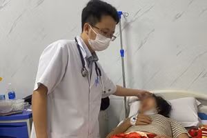 Bác sĩ Khoa Nội (Bệnh viện Phúc Hưng) khám cho một trường hợp nghi ngộ độc thực phẩm. Ảnh: BQN 