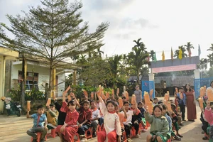 Học sinh Trường Tiểu học Nguyễn Bá Ngọc được lì xì khi đi học trở lại sau kỳ nghỉ Tết Nguyên đán.