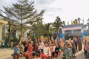 Học sinh Trường Tiểu học Nguyễn Bá Ngọc được lì xì khi đi học trở lại sau kỳ nghỉ Tết Nguyên đán.