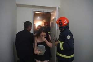 Công an hướng dẫn người dân thoát hiểm.
