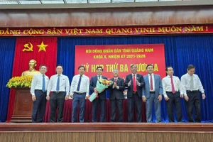 Ông Lê Văn Dũng, Chủ tịch UBND tỉnh Quảng Nam nhận hoa tri ân từ các lãnh đạo tỉnh.