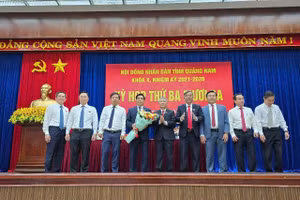 Ông Lê Văn Dũng, Chủ tịch UBND tỉnh Quảng Nam nhận hoa tri ân từ các lãnh đạo tỉnh.