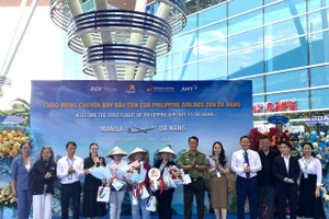 Lãnh đạo Sở Văn hóa, Thể thao và Du lịch TP Đà Nẵng tặng hoa, quà cho du khách trên chuyến bay của Hãng hàng không Philippine Airlines.