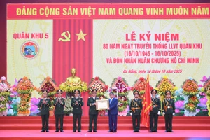 Thay mặt lãnh đạo Đảng, Nhà nước và Chính phủ, Thủ tướng Phạm Minh Chính trao Huân chương Hồ Chí Minh cho LLVT Quân khu 5. Ảnh: QK5