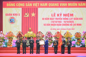 Thay mặt lãnh đạo Đảng, Nhà nước và Chính phủ, Thủ tướng Phạm Minh Chính trao Huân chương Hồ Chí Minh cho LLVT Quân khu 5. Ảnh: QK5