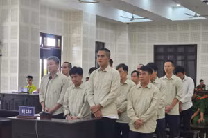 Các bị cáo tại phiên tòa. 