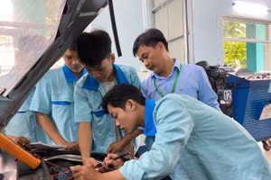 Sinh viên ngành công nghệ ô tô, Trường Cao đẳng Đà Nẵng trong giờ thực hành.