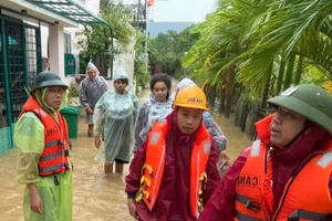 Công an cứu du khách bị mắc kẹt trong nhà do nước lũ bao vây.